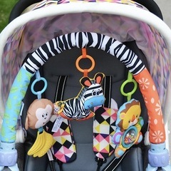 ベビーベッド、ベビーカーおもちゃの画像