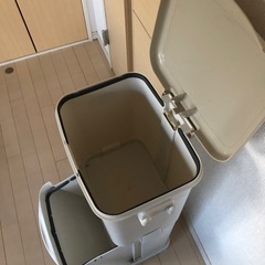足踏み開閉式ゴミ箱　2段の画像