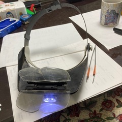 LEDライト付きのヘッドルーペとピンセットの画像