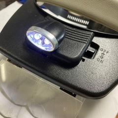 LEDライト付きのヘッドルーペとピンセットの画像