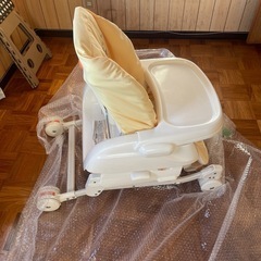 Combi ベビーチェア クリーム色の画像