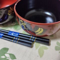 お椀とお箸のセットの画像
