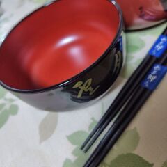 お椀とお箸のセットの画像
