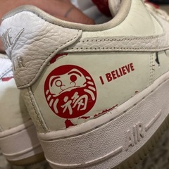 NIKEのダルマデザインスニーカーの画像