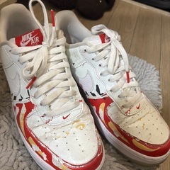 NIKEのダルマデザインスニーカーの画像