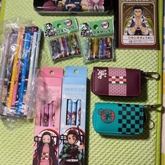 鬼滅の刃　　財布　文房具　シール　ポーチ等　大量の画像