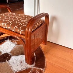 【美品】ラタン　キリン柄　アームチェア　踏み台の画像