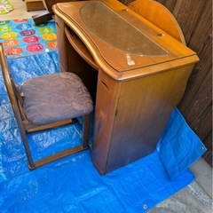 ドレッサー、化粧台椅子付きの画像