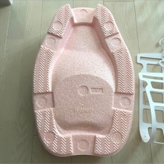 (美品)リッチェル ひんやりしないおふろマット　ベビーバス　バスマット　お風呂　おふろ　プラスチックハンガー付きの画像