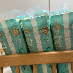パンパース 【テープ Sサイズ】 オムツ はじめての肌へのいちばん (4~8kg) 210枚(70枚×3パック)の画像