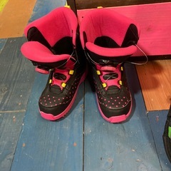 女の子用スノーボードと靴の画像