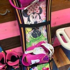 女の子用スノーボードと靴の画像