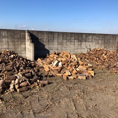 薪　焚き木　一輪車一杯700円　の画像