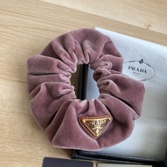 未使用　プラダ　PRADA シュシュ　ヘアアクセサリー　ロゴ　ピンク　ベルベットの画像