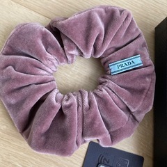 未使用　プラダ　PRADA シュシュ　ヘアアクセサリー　ロゴ　ピンク　ベルベットの画像