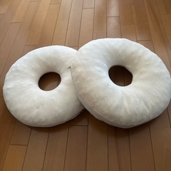 丸型クッション2個の画像