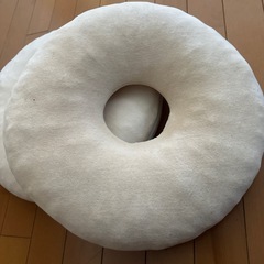 丸型クッション2個の画像