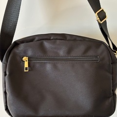 ブラックショルダーバッグの画像