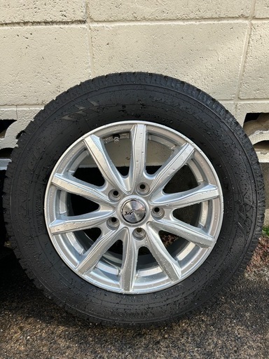 TOYOスタッドレスタイヤ2022年製　195/65R 15 