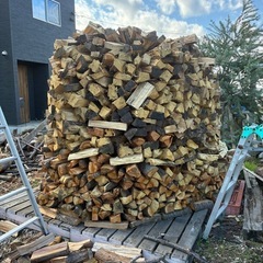 薪　焚き火用　バケット満載の画像