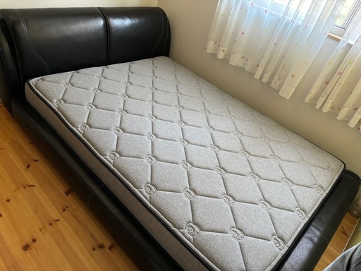 ダブルベッド(フレーム付き)