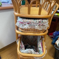 籐製小テーブル・収納棚の画像