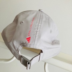 試着　アディダス　ステラマッカートニー　キャップ　ベージュ　ピンクロゴ　56cmの画像