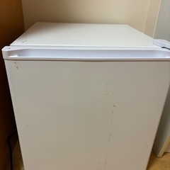 整理ダンス、1人用リクライニングチェア、小型冷蔵庫の画像