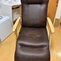 整理ダンス、1人用リクライニングチェア、小型冷蔵庫の画像