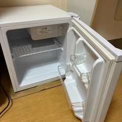 整理ダンス、1人用リクライニングチェア、小型冷蔵庫の画像