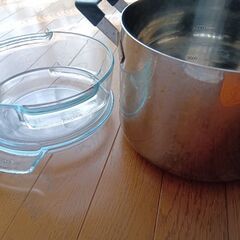 土鍋・深い鍋・耐熱ガラスパイレックス容器の3点の画像