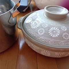 土鍋・深い鍋・耐熱ガラスパイレックス容器の3点の画像