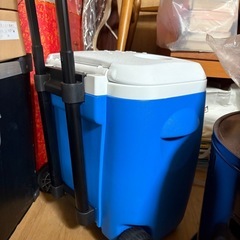 クーラーボックス2個　　アウトドアテーブル1個の画像