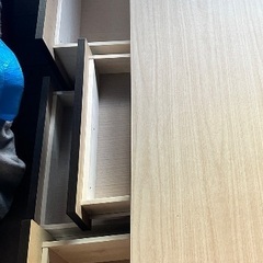 4つの引き出しとマットレスを備えたセミダブルベッド（120cm×200cm）の画像