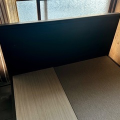 4つの引き出しとマットレスを備えたセミダブルベッド（120cm×200cm）の画像