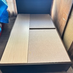 4つの引き出しとマットレスを備えたセミダブルベッド（120cm×200cm）の画像