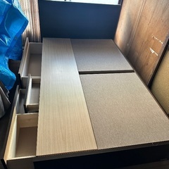 4つの引き出しとマットレスを備えたセミダブルベッド（120cm×200cm）の画像