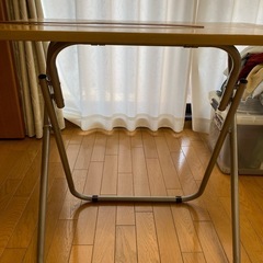 折りたたみテーブルの画像