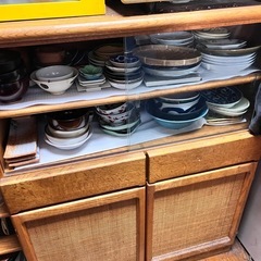 【無料】レトロ食器棚の画像