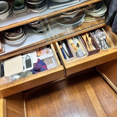 【無料】レトロ食器棚の画像