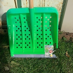 木製 雪かき 緑  欠けあり
の画像