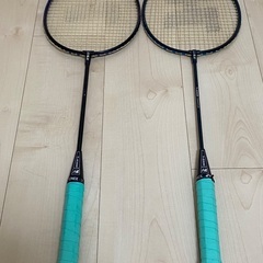 バトミントンのラケット2本の画像