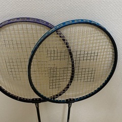 バトミントンのラケット2本の画像