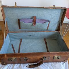 古い革製のスーツケースの画像