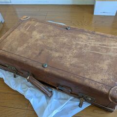 古い革製のスーツケースの画像