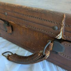 古い革製のスーツケースの画像