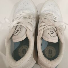 【新品】スニーカー 23センチの画像