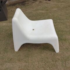 野外　屋内　イスの画像