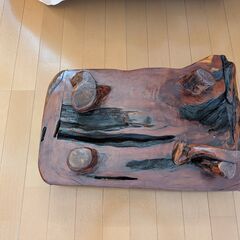 木製の花瓶台の画像