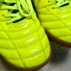 Umblo 屋内用フットサルシューズ 28.0cmの画像